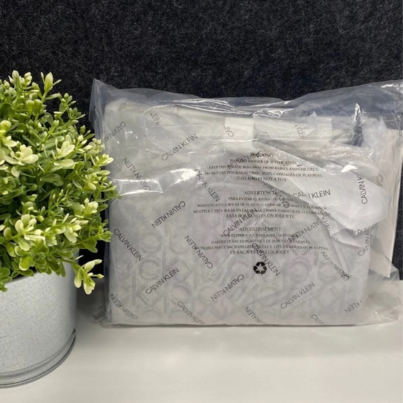 CK Soft Lock Convertible Crossbody/Shoul - Picture 10 of 11